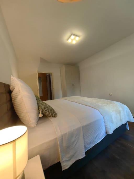 New 1 Bedroom Near Center And Beach Split Buitenkant foto