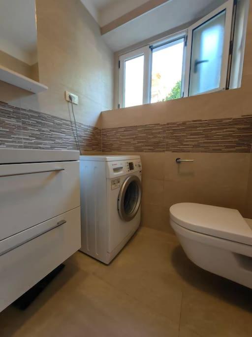 New 1 Bedroom Near Center And Beach Split Buitenkant foto